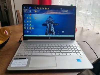 Laptop HP con pantalla grande i3 - miniatura 1