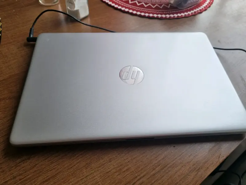 Laptop HP con pantalla grande i3 - 3