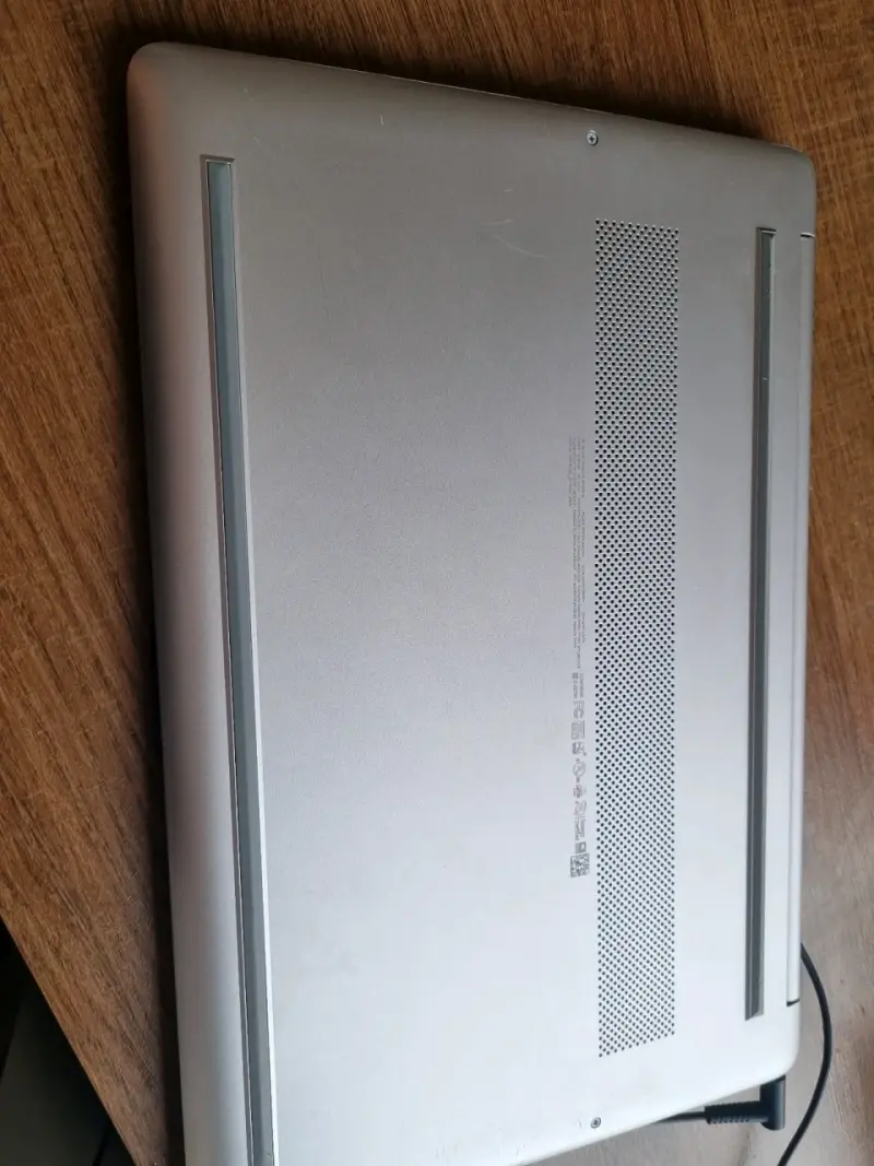 Laptop HP con pantalla grande i3 - 4