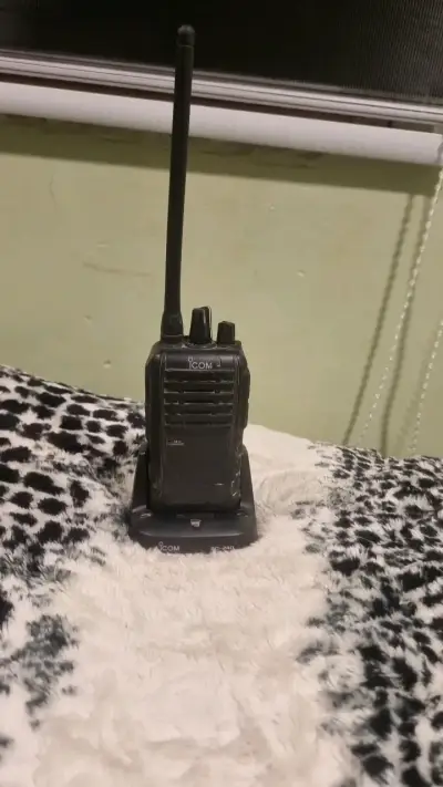Radio portátil Icom con cargador - miniatura 1