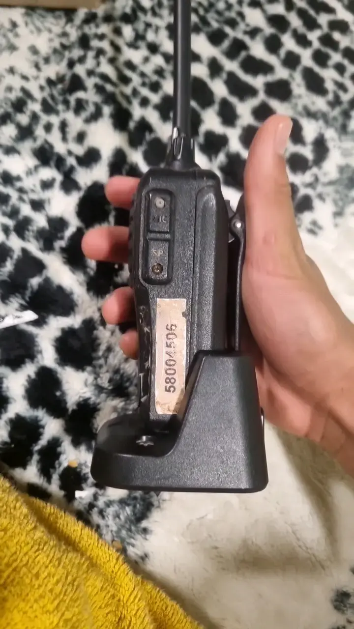 Radio portátil Icom con cargador - 2