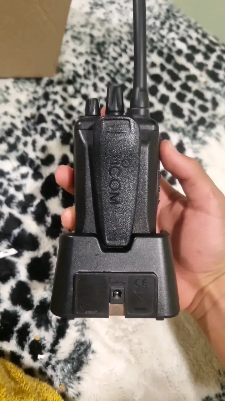 Radio portátil Icom con cargador - 3