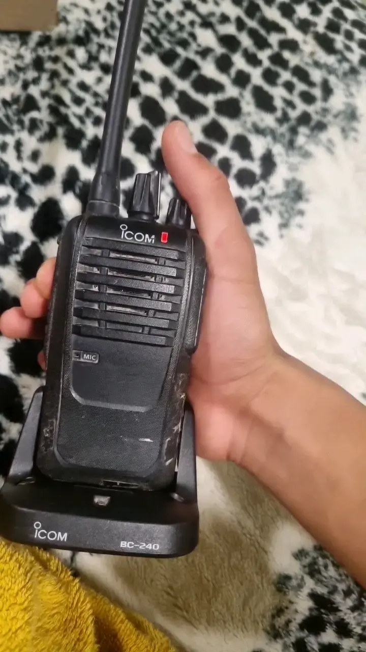 Radio portátil Icom con cargador - 4
