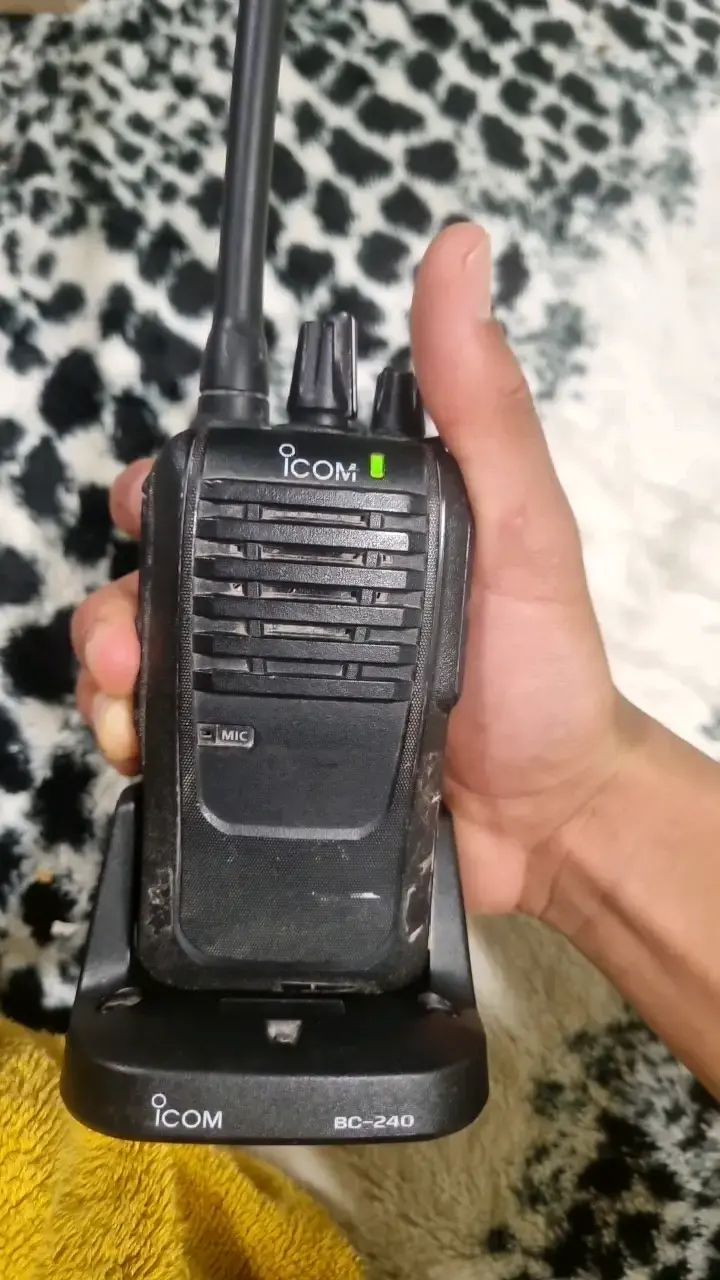 Radio portátil Icom con cargador - 5