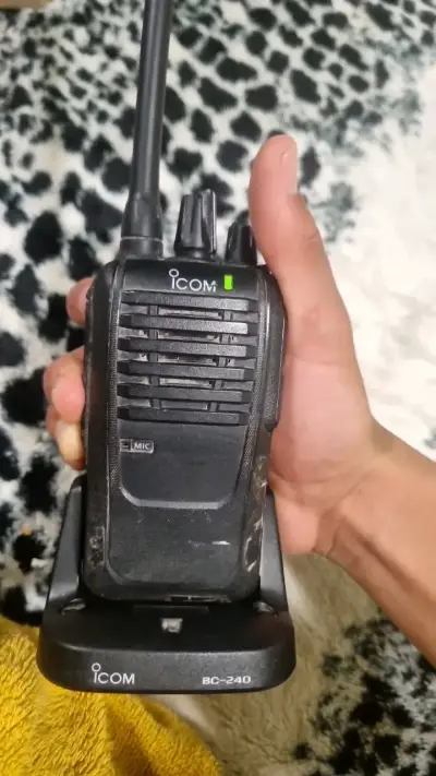 Radio portátil Icom con cargador - miniatura 5