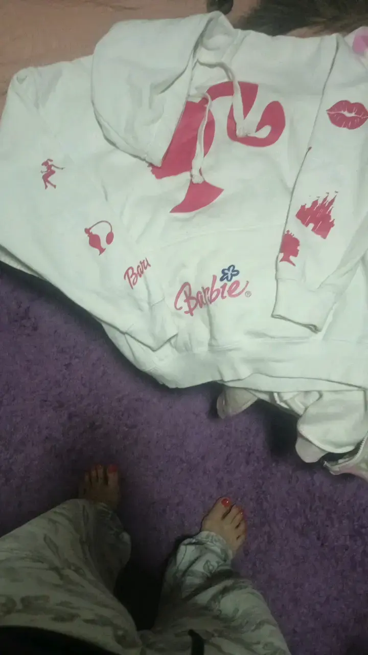 Polerón blanco Barbie con estampado rosa