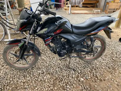 Moto Loncin negra en buen estado - miniatura 1