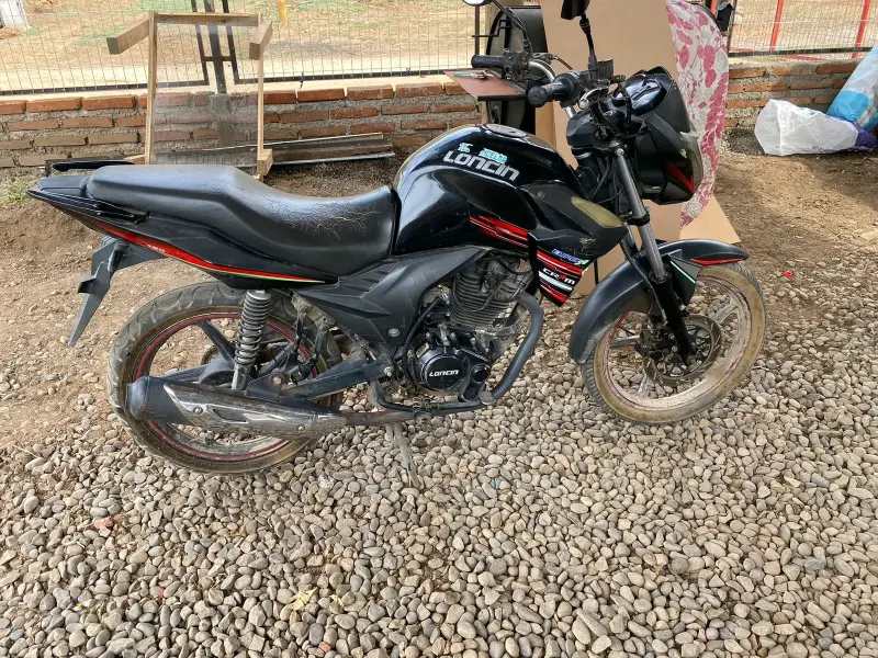 Moto Loncin negra en buen estado - 2
