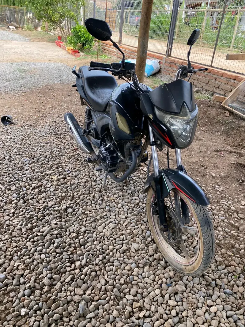 Moto Loncin negra en buen estado - 3