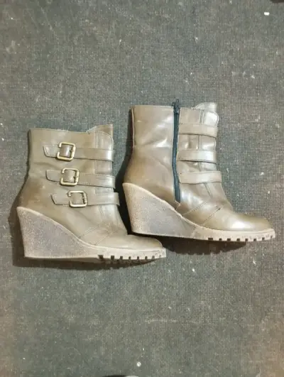 Botines de cuña marrones con hebillas talla 35 - miniatura 1