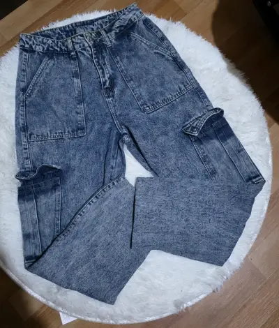 Jeans cargo de mezclilla azul desgastado - miniatura 1