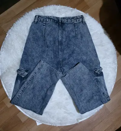 Jeans cargo de mezclilla azul desgastado - miniatura 2