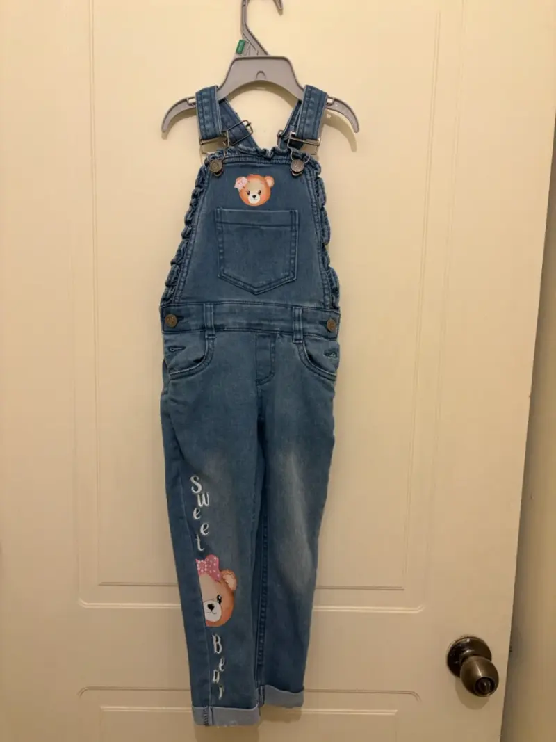 Jardinera de mezclilla para niña con diseño de oso
