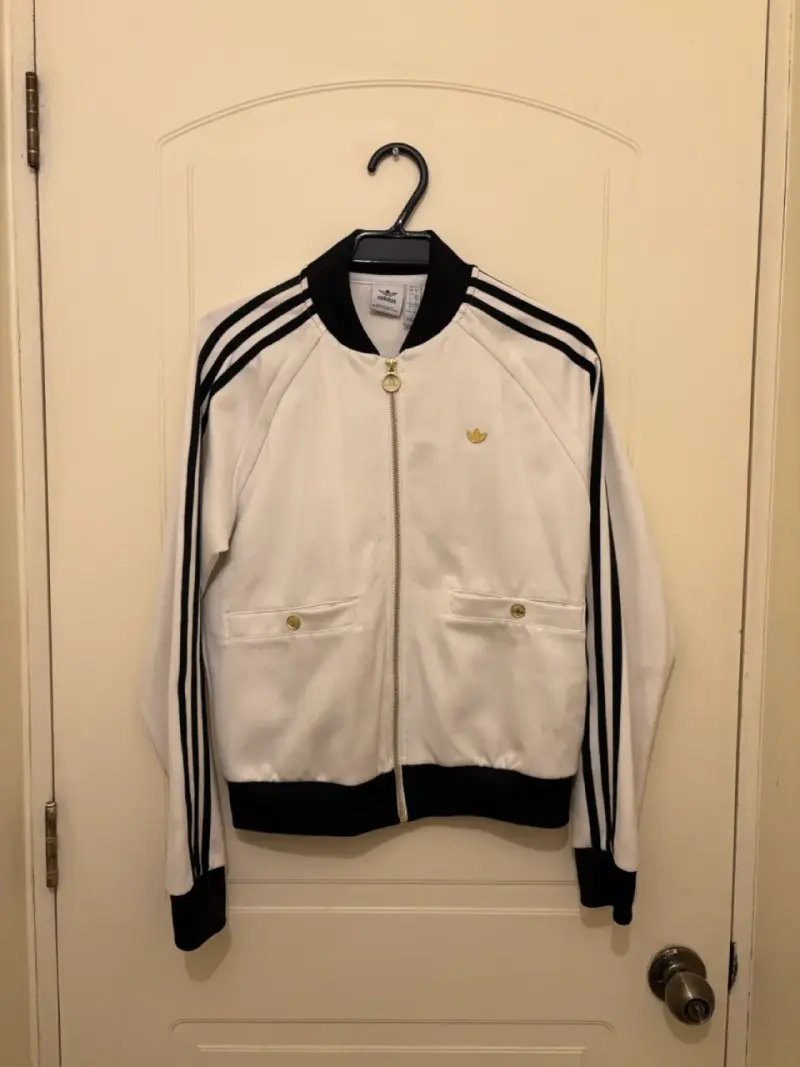 Chaqueta deportiva blanca Adidas con rayas negras