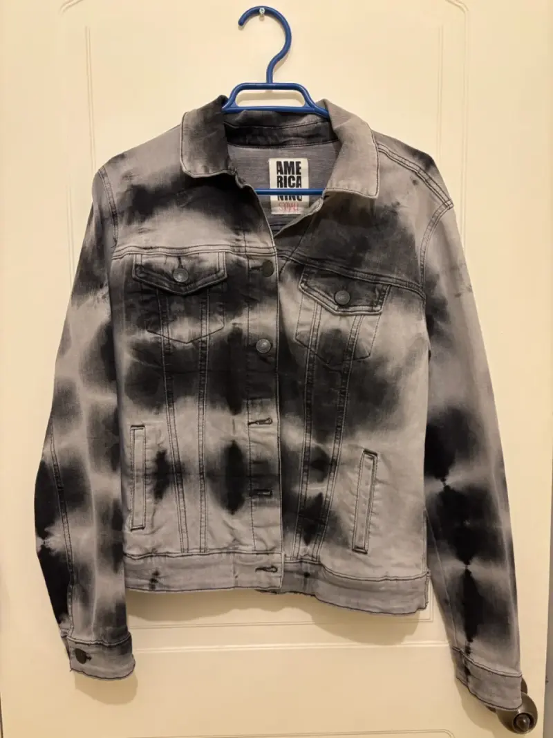 Chaqueta de mezclilla tie-dye para mujer