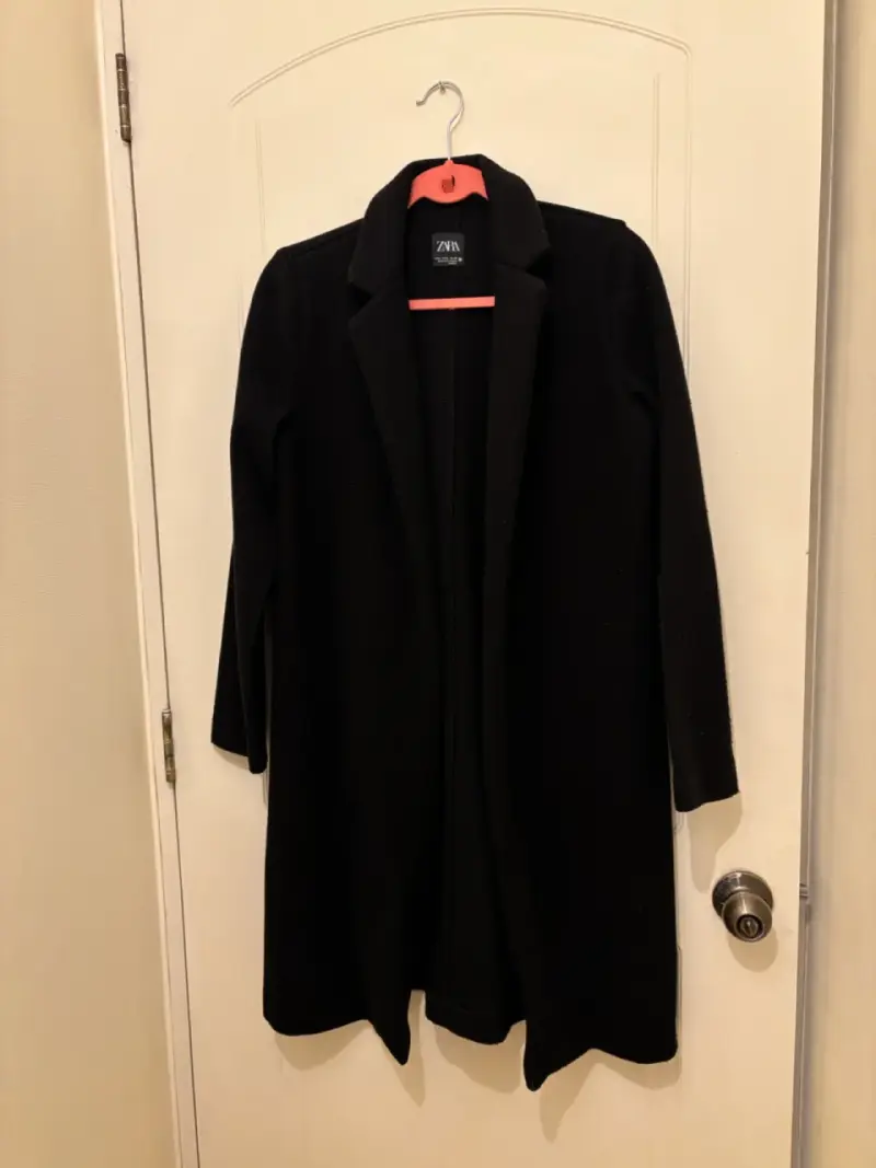 Abrigo negro de mujer Zara elegante