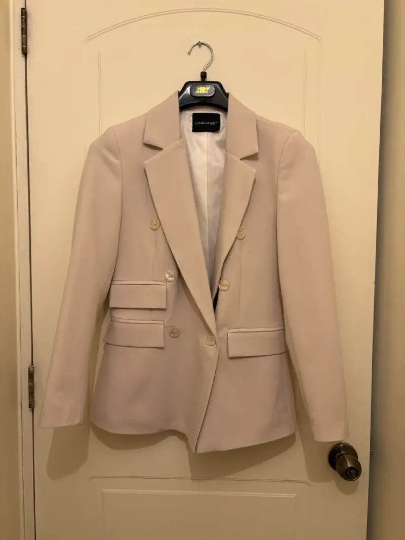 Blazer beige elegante para mujer Lineatre