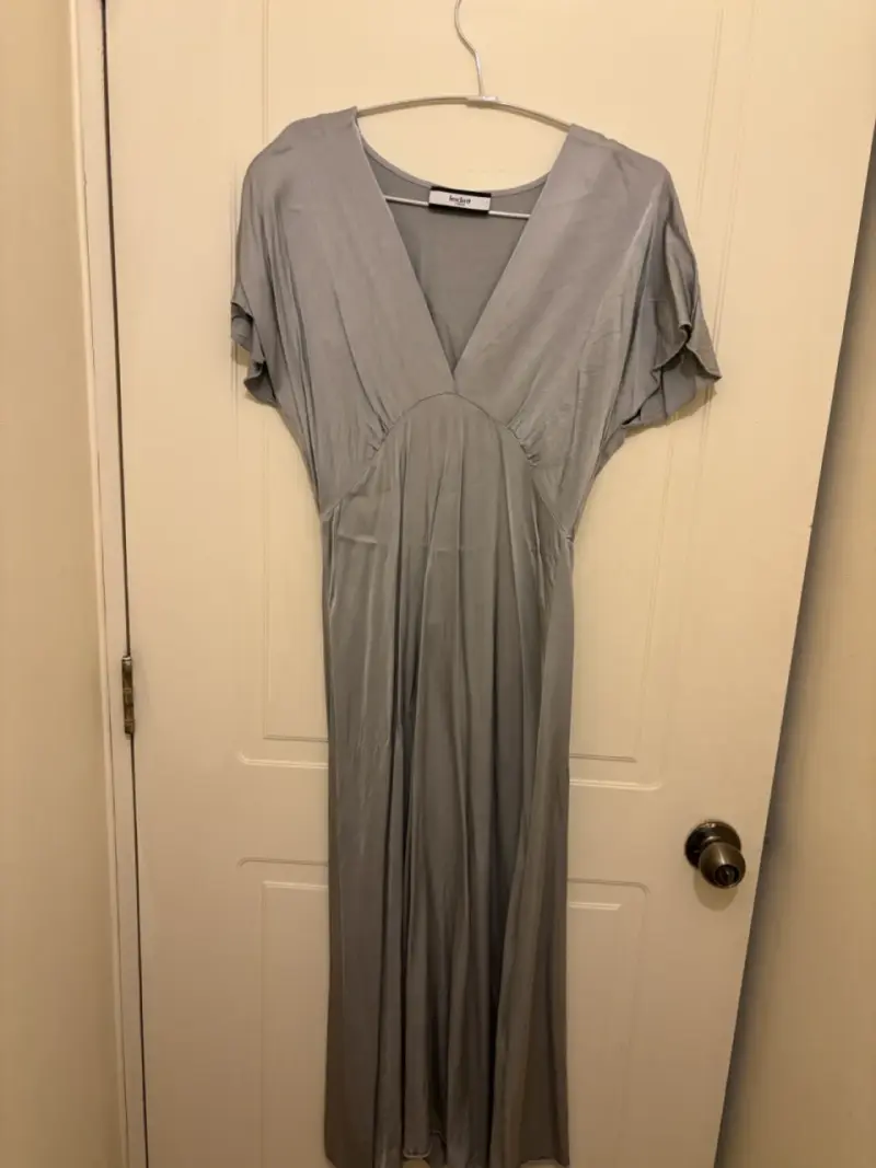 Vestido largo gris con escote en V