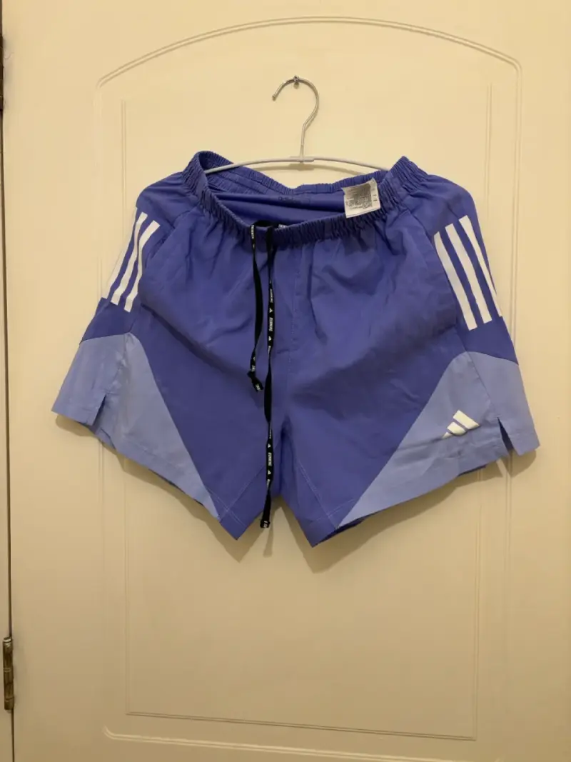 Shorts deportivos Adidas azules con rayas