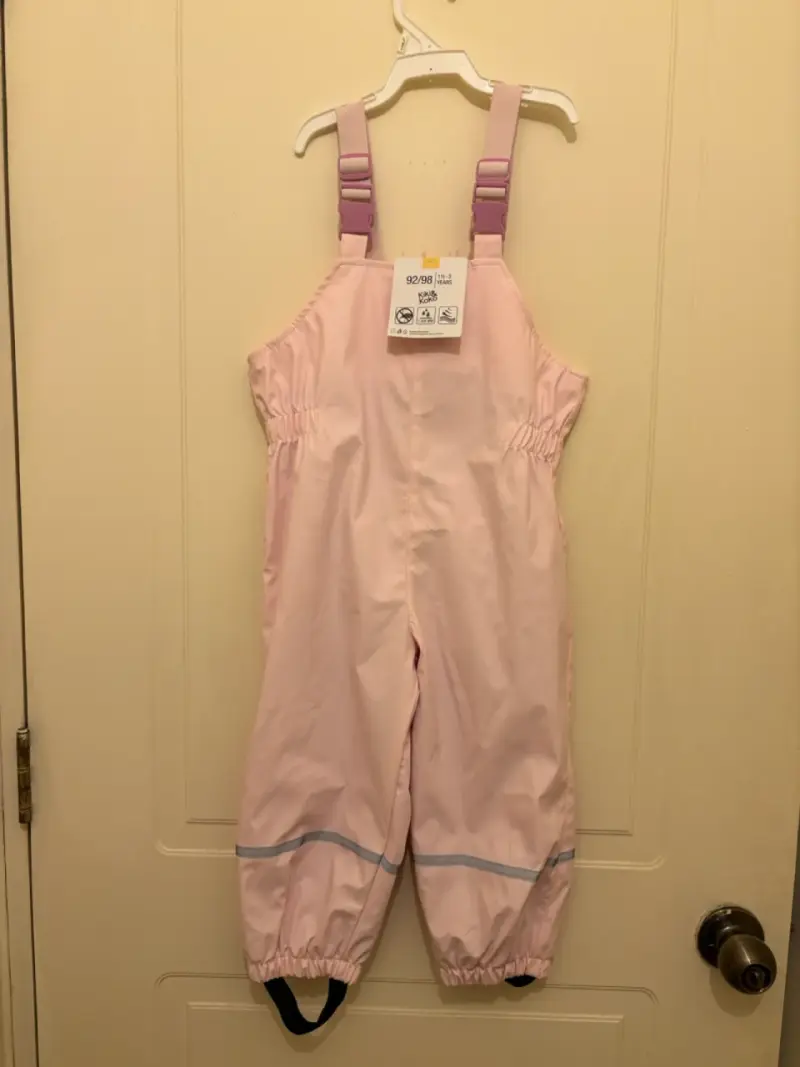 Pantalón impermeable para niños rosa con tirantes
