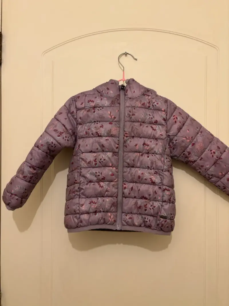 Chaqueta acolchada infantil morada con estampado floral