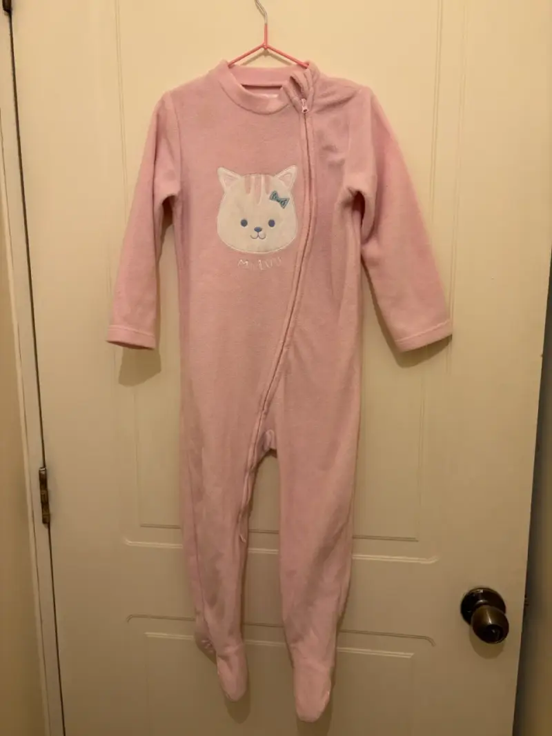 Pijama enterito rosado para bebé con diseño de gatito