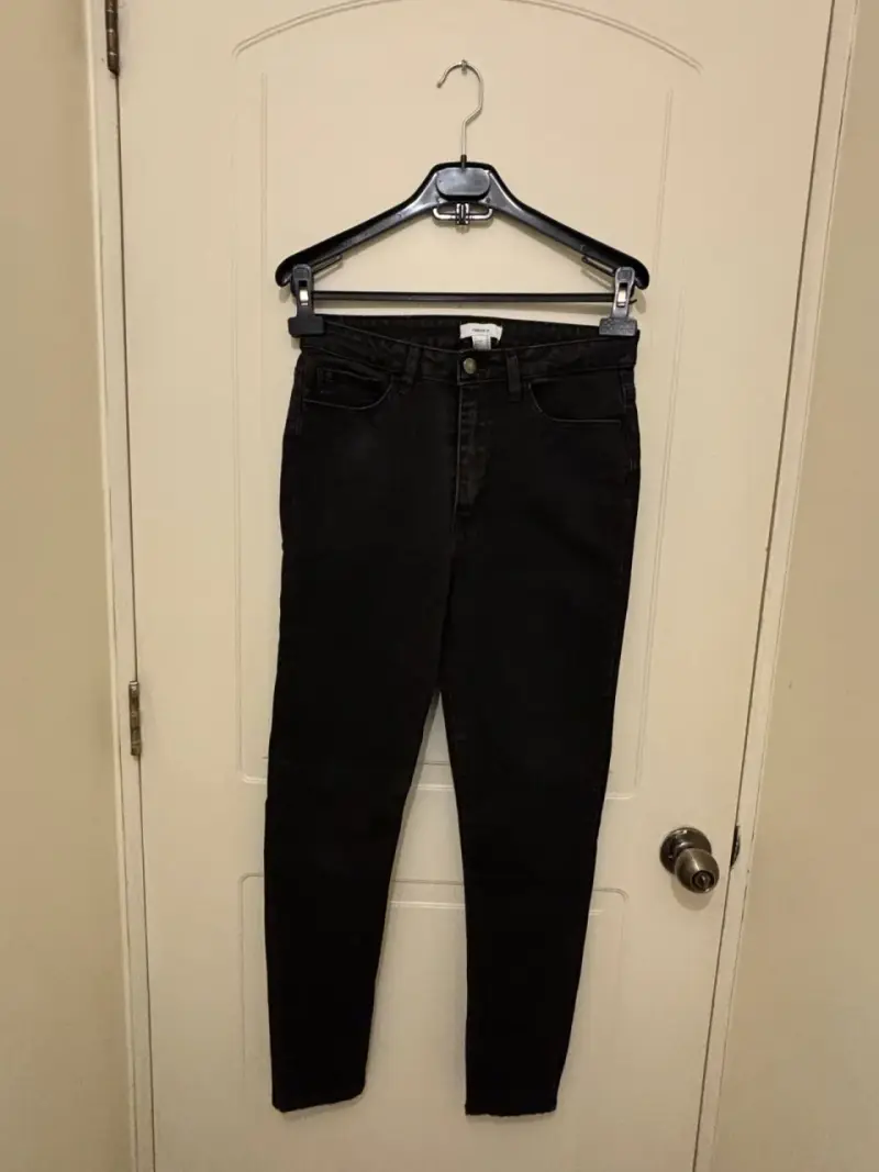 Jeans negros ajustados para mujer