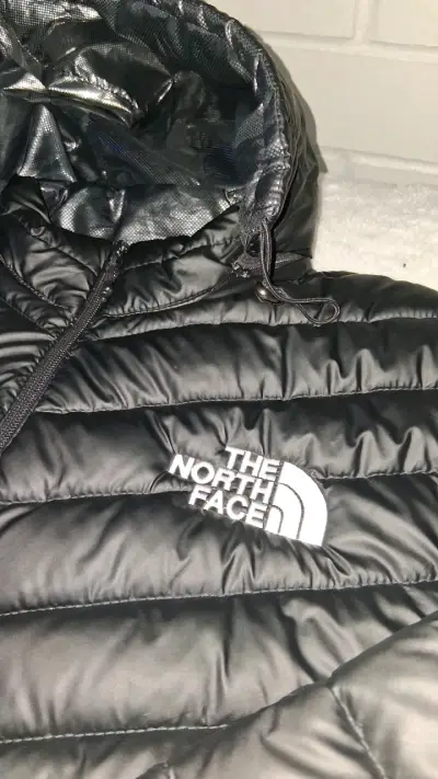 Chaqueta negra The North Face con capucha - miniatura 2