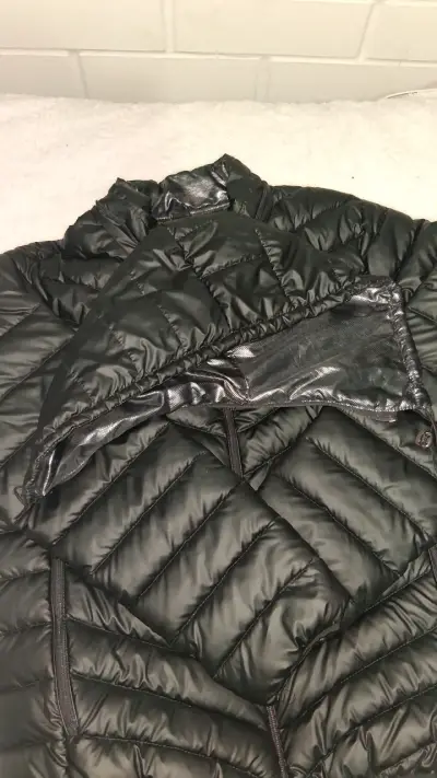 Chaqueta negra The North Face con capucha - miniatura 3