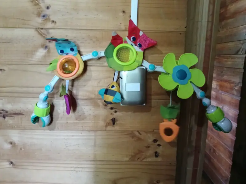 Móvil de juguete para cuna con figuras coloridas