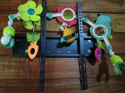 Móvil de juguete para cuna con figuras coloridas - miniatura 2