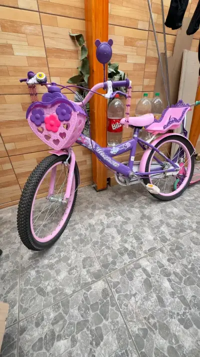 Bicicleta infantil rosada y morada con canasto - miniatura 2