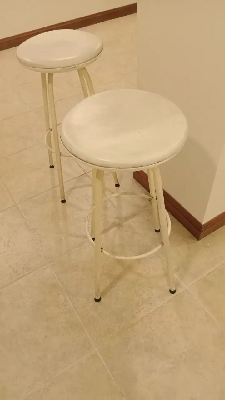Taburete alto de metal blanco - 1