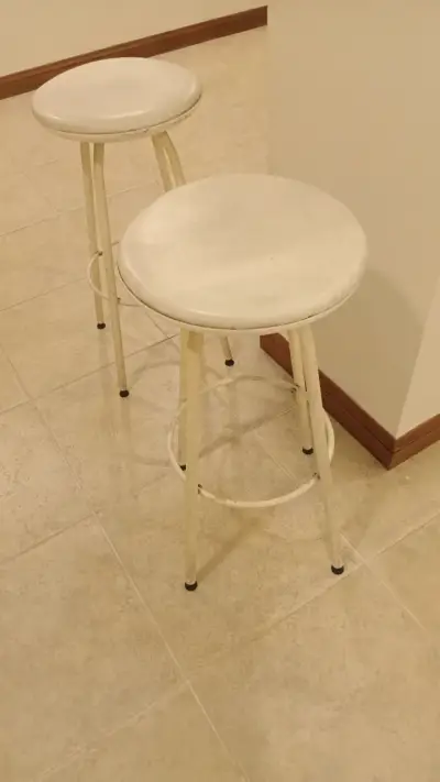 Taburete alto de metal blanco - miniatura 1