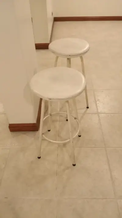 Taburete alto de metal blanco - miniatura 3