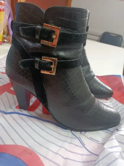 Botines de cuero negro con hebillas doradas - miniatura 1