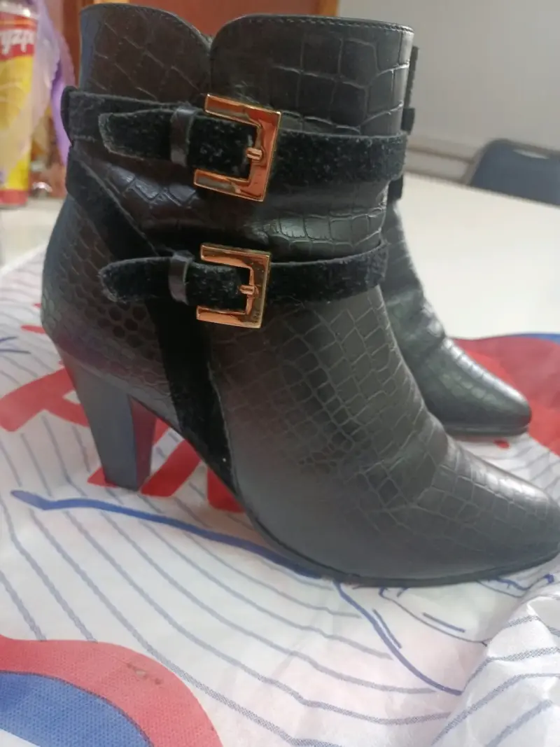 Botines de cuero negro con hebillas doradas - 2