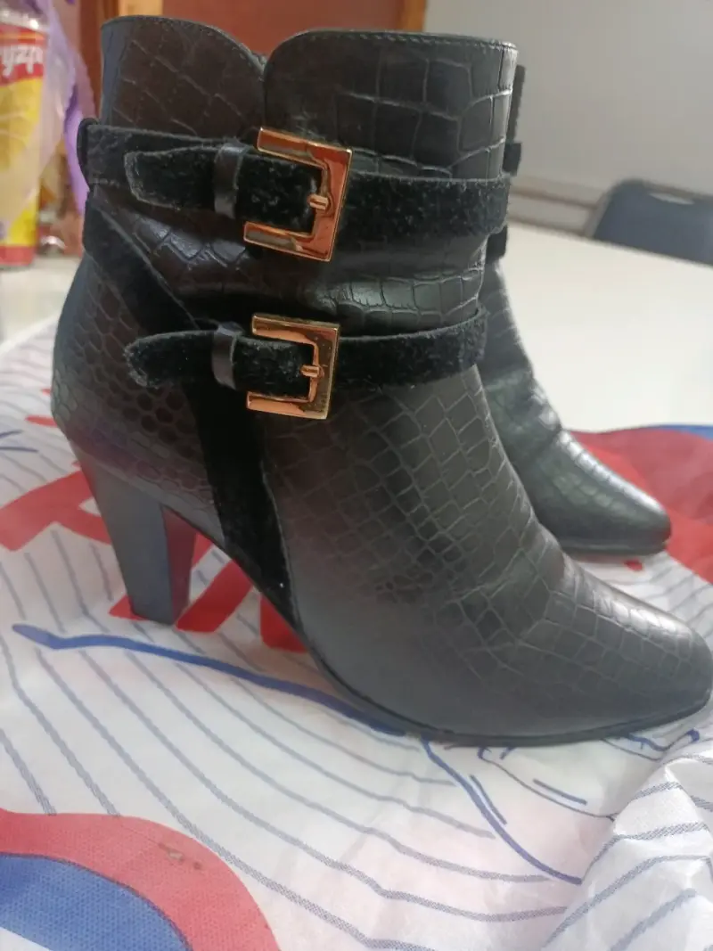 Botines de cuero negro con hebillas doradas - 3