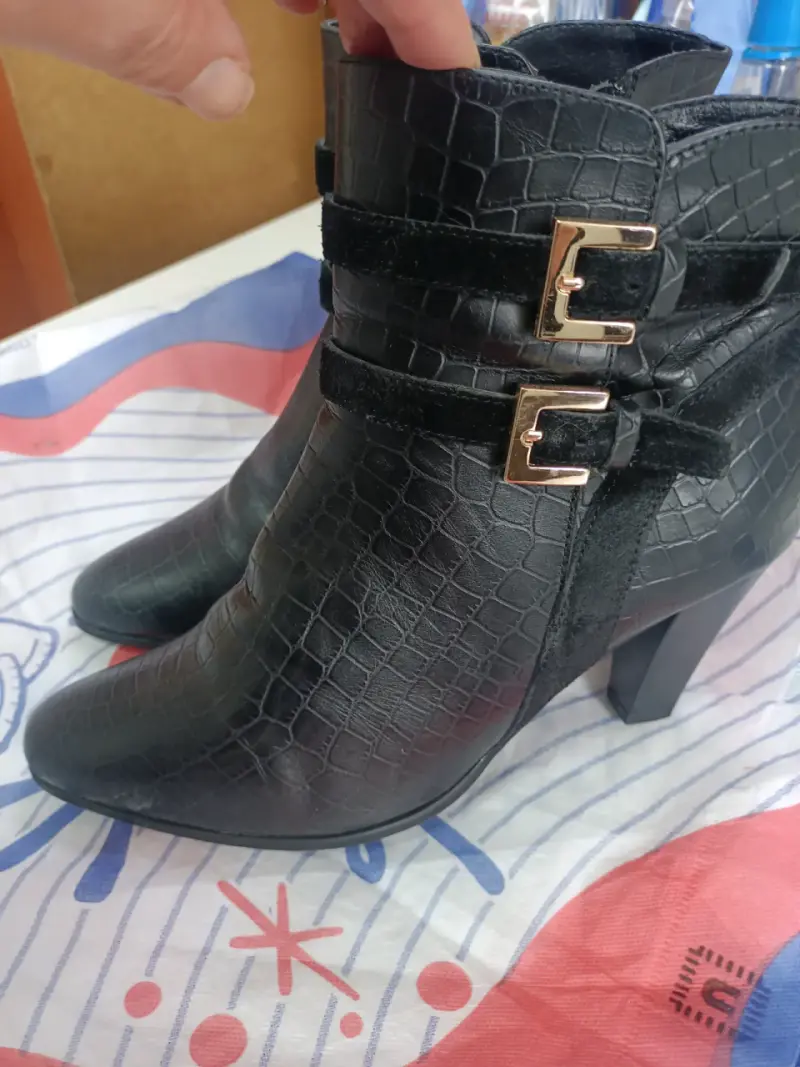 Botines de cuero negro con hebillas doradas - 4