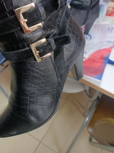 Botines de cuero negro con hebillas doradas - miniatura 5
