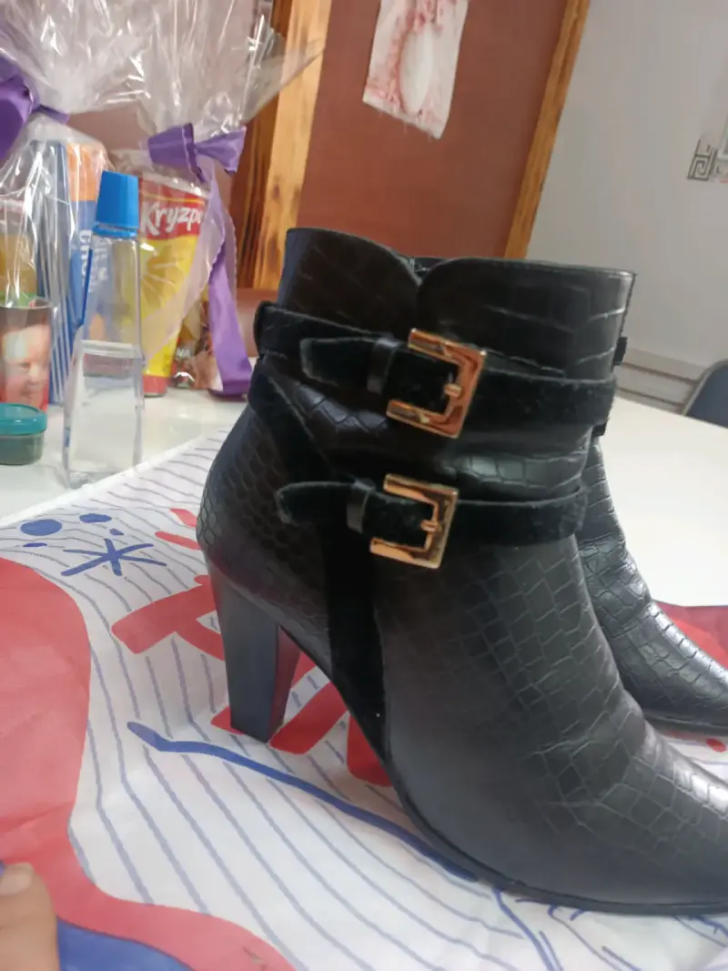 Botines de cuero negro con hebillas doradas - 6