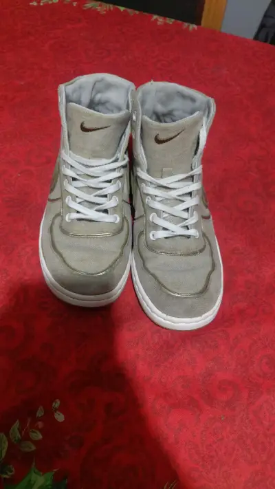 Zapatillas altas grises Nike en buen estado - miniatura 1
