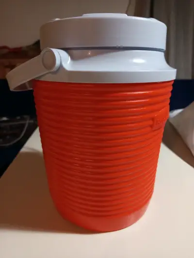Cooler térmico naranja Rubbermaid con tapa - miniatura 1