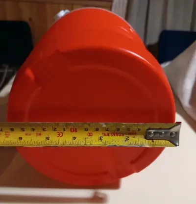 Cooler térmico naranja Rubbermaid con tapa - miniatura 2