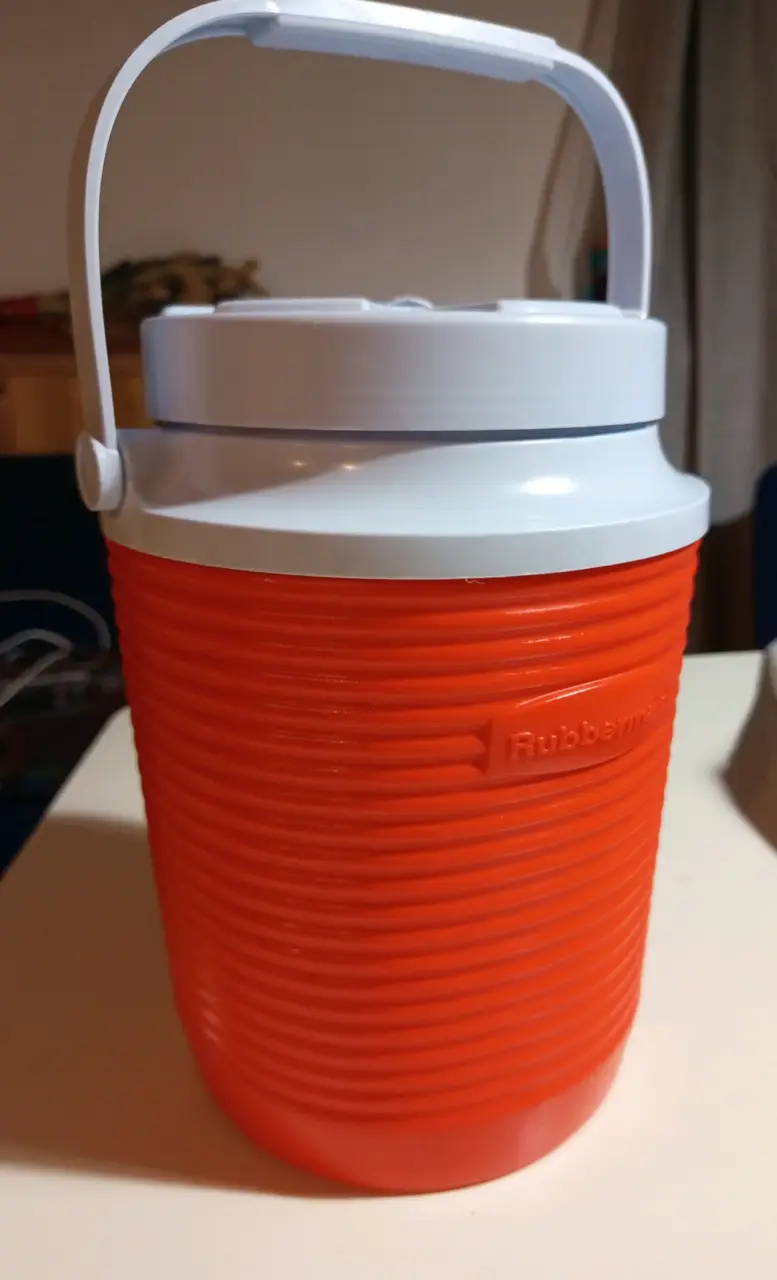 Cooler térmico naranja Rubbermaid con tapa - 3