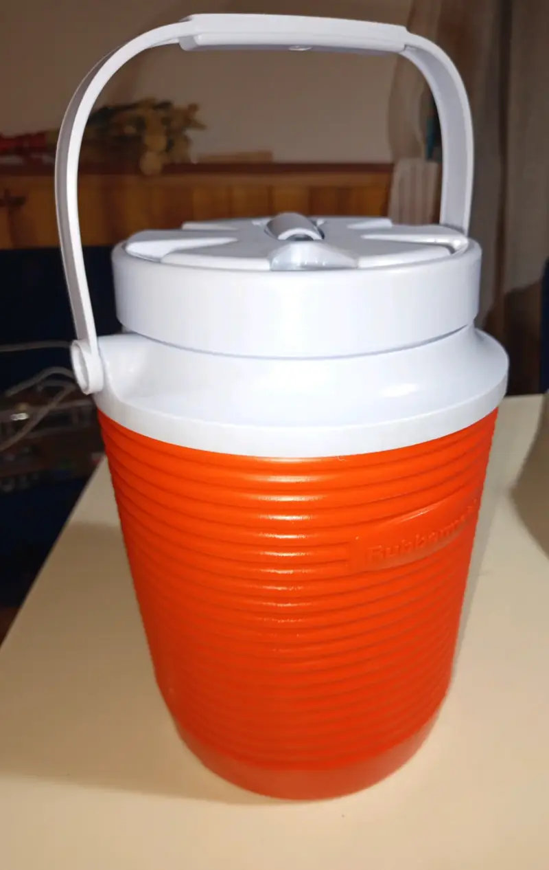Cooler térmico naranja Rubbermaid con tapa - 4