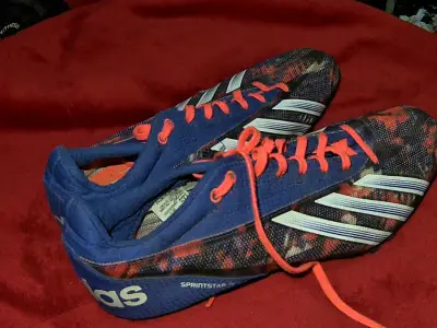 Zapatillas deportivas con diseño colorido y cordones naranjas - miniatura 1