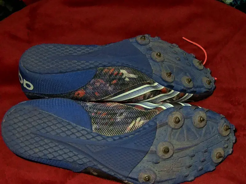 Zapatillas deportivas con diseño colorido y cordones naranjas - 2