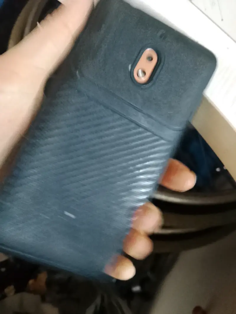 Teléfono Nokia con funda protectora - 1