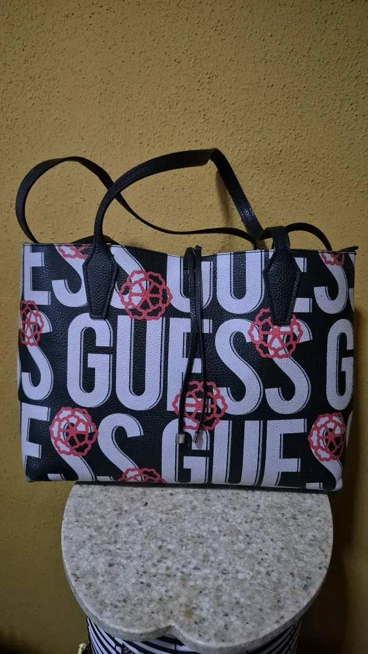Bolso tote Guess negro con estampado - 1